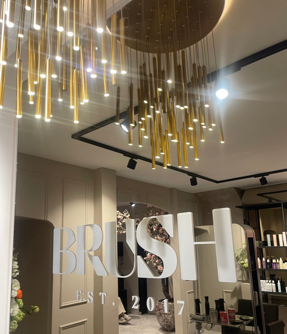 Gouden kroonluchter en BRUSH-embleem in de salon
