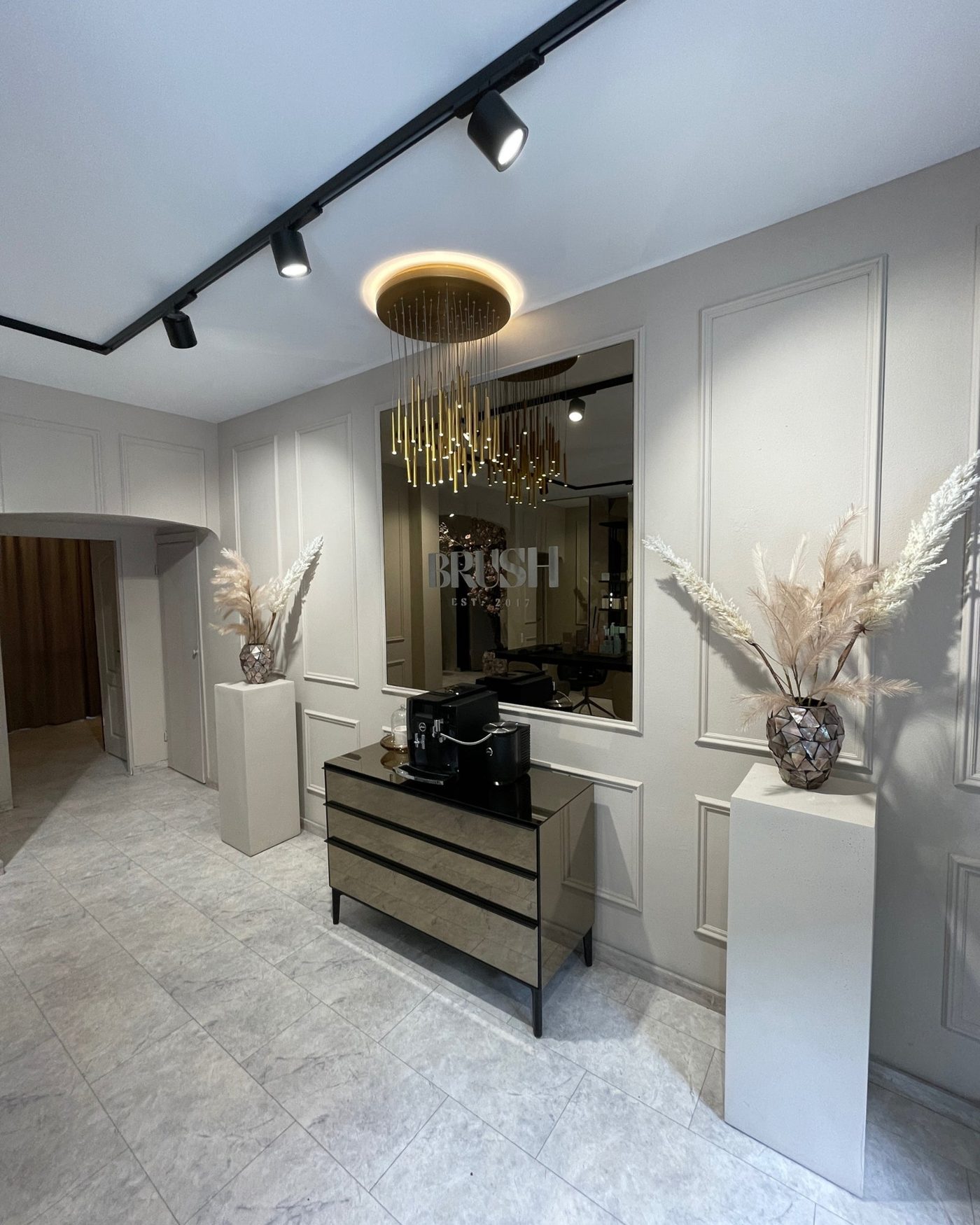 Interieur van BRUSH Amsterdam met kroonluchter