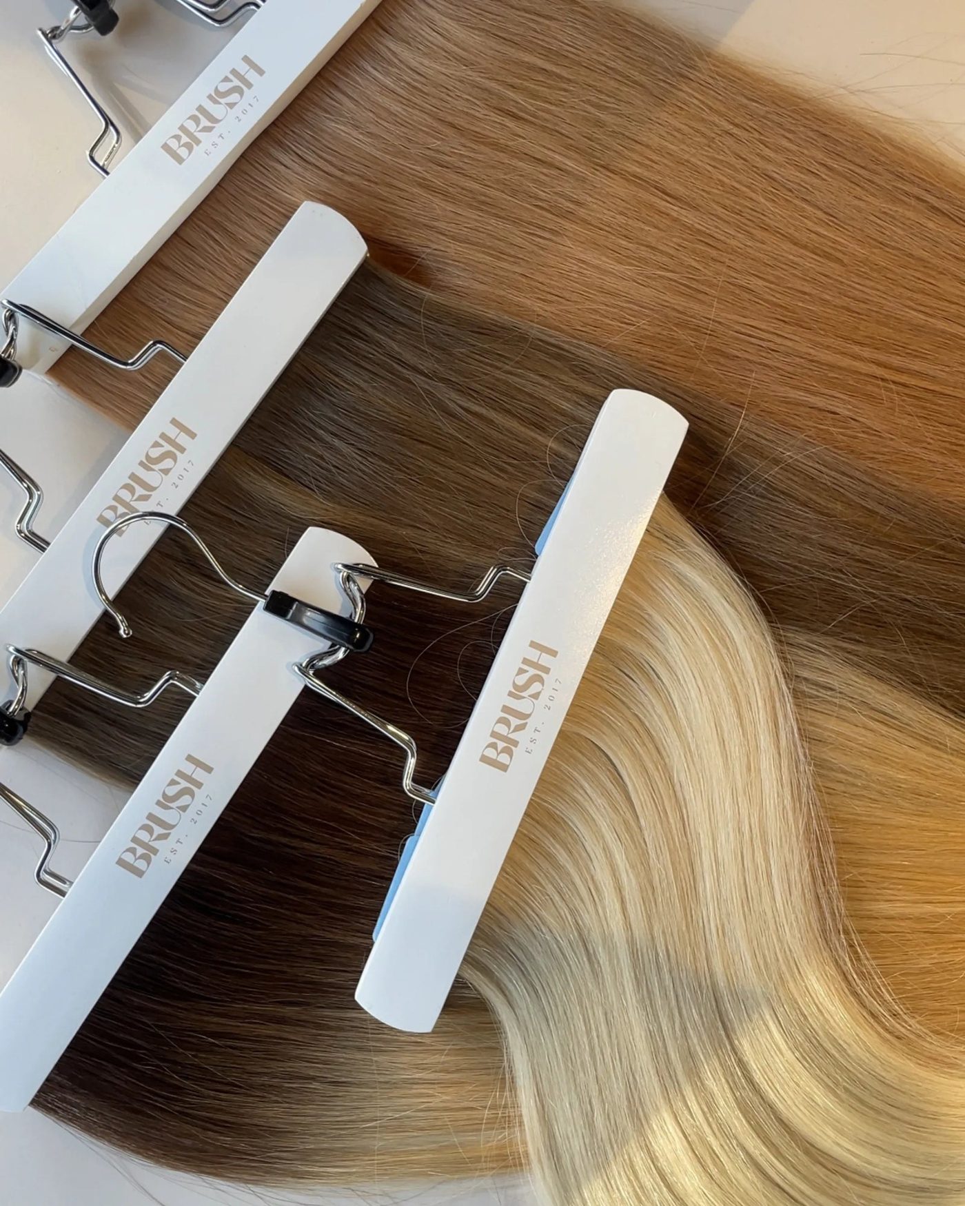 Tape-in extensions in verschillende kleuren
