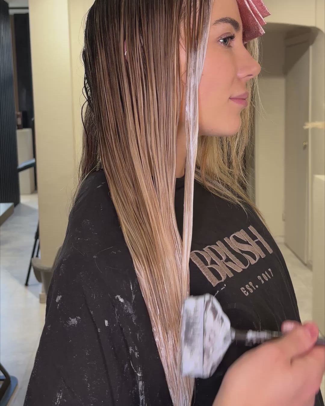 Toner wordt aangebracht na een balayage